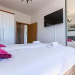 Jadran Apartment With Balcony And Parking Garage