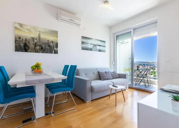 Jadran Apartment With Balcony And Parking Garage