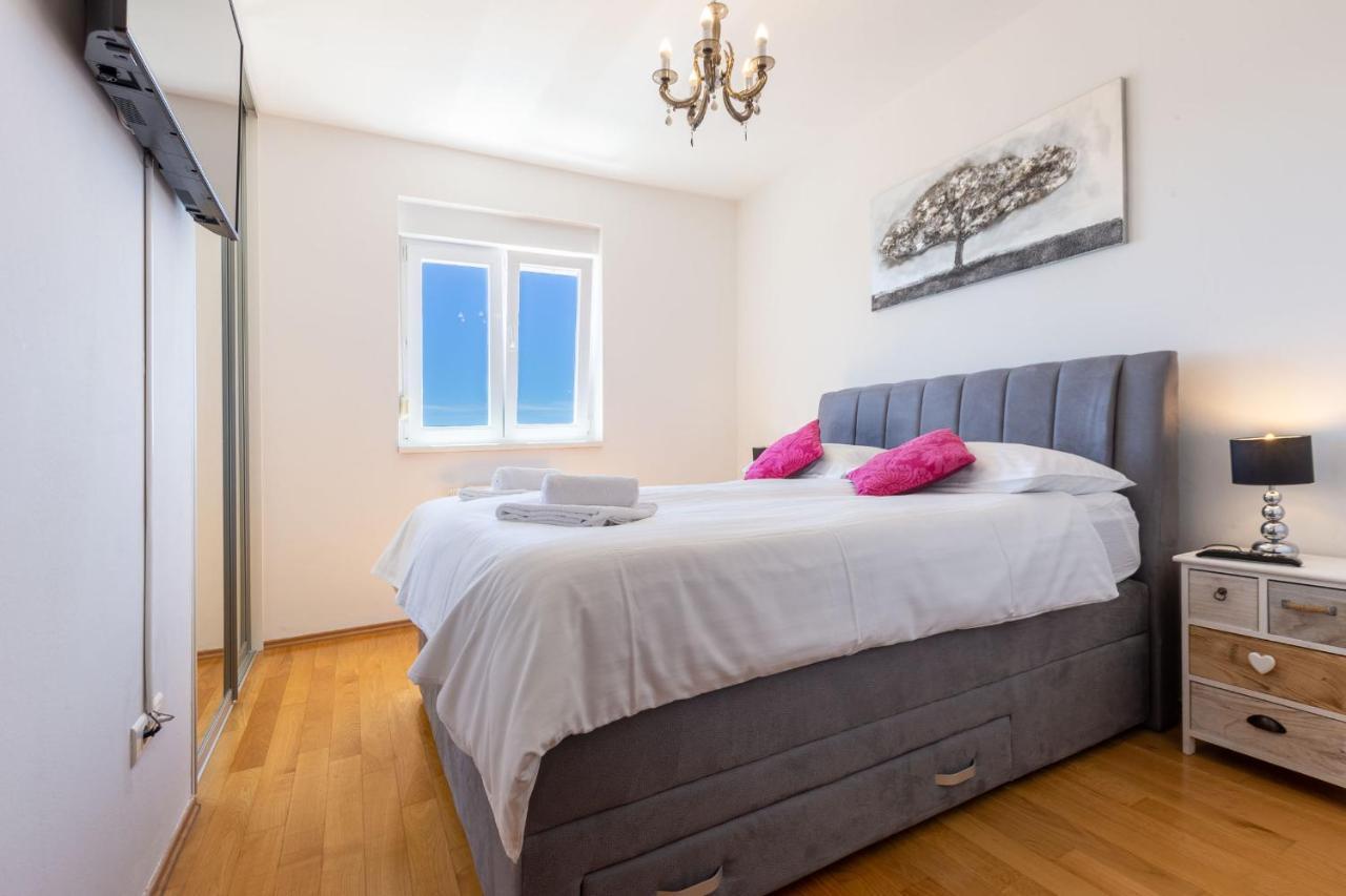Jadran With Balcony And Parking Garage * Zadar